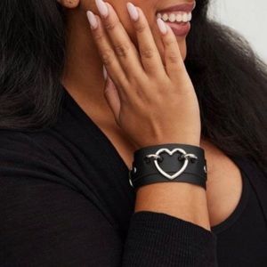 🆕 Black Faux Leather Heart Buckle Bracelet NWT Torrid New!